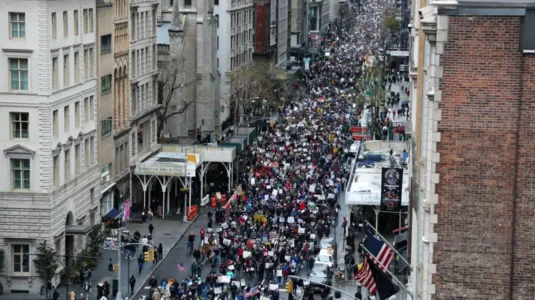 Protestuesit në New York arrin tek Fifth Avenue