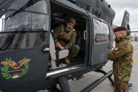 Komandanti i KFOR’it patrullon me helikopter hungarez përgjatë kufirit Kosovë- Serbi