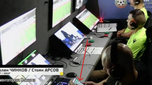 Kamerat kapin gjyqtarin në dhomën e VAR-it duke vënë bast ndërsa ndeshja transmetohej direkt