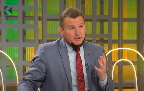 Lëmsh i madh| Hoxha që pretendon se një hoxhë tjetër ia mori gruan jep detaje: Ajo e kishte ‘pass-in’ e Facebook