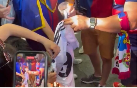 Përkeqësohet situata para derbit, tifozët e Barçës djegin fanellën e Mbappes