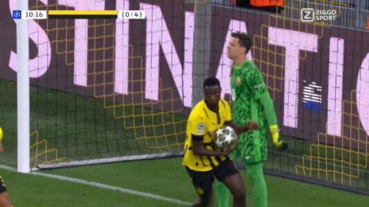 GOOOL: Borusia Dortmund në epërsi ndaj Barcelonës, shënon nga penaltia Guirassy