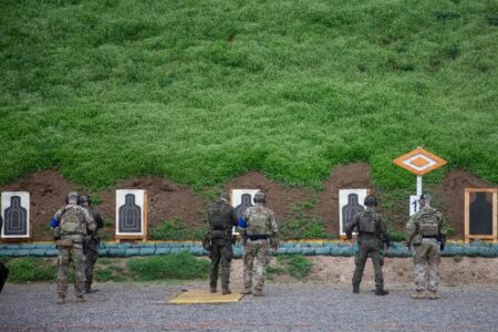Policia e KFOR-it kryen trajnim për njohjen e armëve