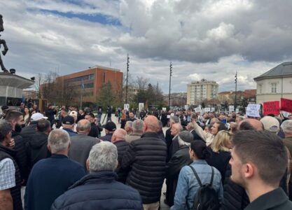 Protestuesit nisen drejt Ministrisë së Ekonomisë: Nuk jemi bankomat