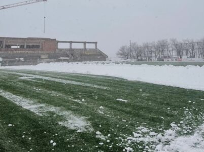 Stadiumi i qytetit në Shtime mbulohet nga bora, shtyhet fillimi i ndeshjes nga Liga e Parë