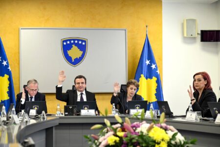 Kurti del me postim si “qeveri në detyrë”, tregon vendimet që i kanë marrë sot