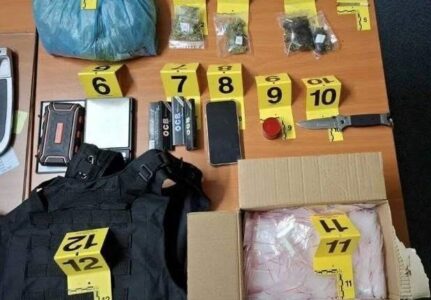 Arrestohet një person në Podujevë, policia në shtëpi i gjejnë afro dy kilogramë drogë dhe antiplumb
