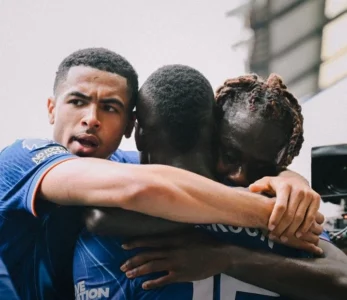 Chelsea merr tri pikë të arta në luftën për Champions