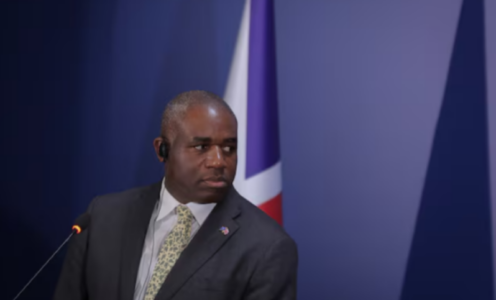 “Bëni përparim në bisedimet me Serbinë”- Thirrja e Sekretarit të Jashtëm britanik për Kosovën bëhet lajm në Associated Press