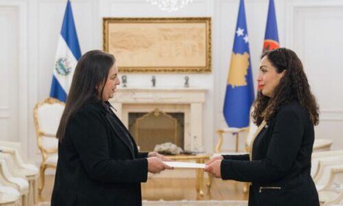 Ambasadorja e re e El Salvadorit në Kosovë ia dorëzon letrat kredenciale Osmanit