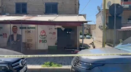 Thyen xhamat e Zyrës së Tom Doshit në Tiranë, gjenden dy fishekë