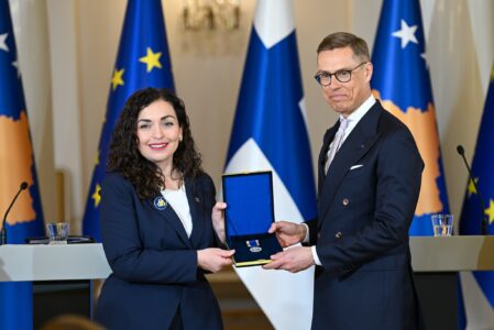 Osmani nderon Forcat e Armatosura të Finlandës me Medaljen Presidenciale Ushtarake