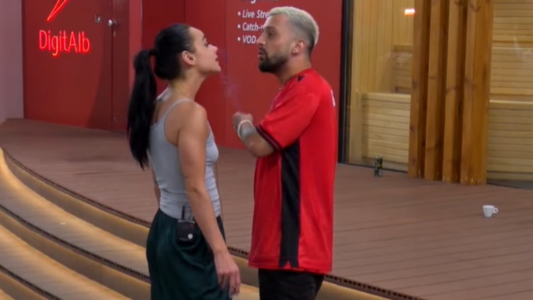 “Më puth nga maja e gishtit e deri në majë të kokës”, Gjesti ia kthen Eglit: Po, nëse do të ishe nëna ime