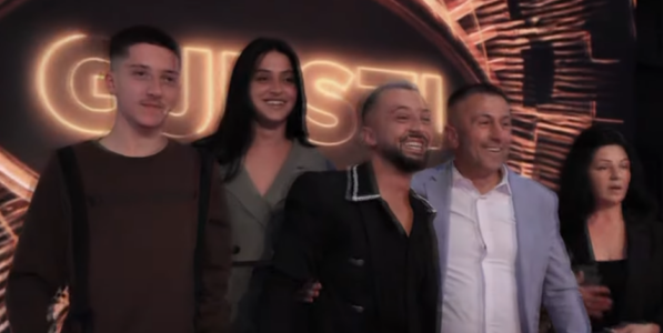 “Jemi të lumtur jo për çmimin, por se si është sjellë me banorët” – flasin prindërit e Gjestit