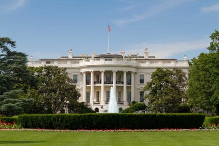 Këshilltari tregtar i Shtëpisë së Bardhë minimizon rënien e tregut të aksioneve