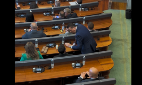 (VIDEO) Momenti kur Agim Bahtiri ia jep “cucllën” Paris Gurit të LDK’së