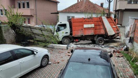 Kamioni i “Pastrimit” aksidentohet dhe përfundon në rrethojat e një shtëpie në Prishtinë