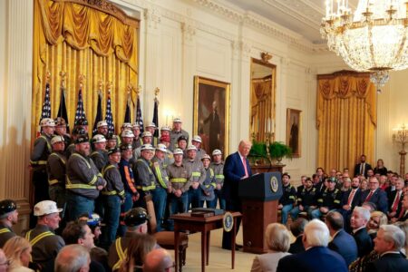 Trump nënshkruan urdhrin për forcimin e rrjetit energjetik amerikan