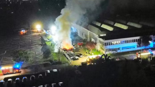 Zjarri djeg 12 vetura të Tesla në Holzerlingen, policia ka dyshime për motiv të qëllimshëm