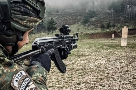Ushtarët bullgarë të KFOR-it zhvillojnë stërvitje me armë në Kosovë