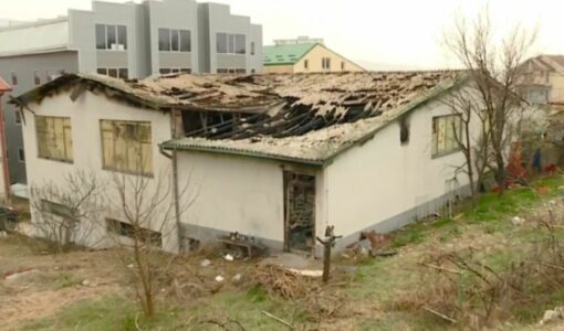 Taravari: Dy të lënduar nga zjarri në Koçan që po trajtohen jashtë vendit janë akoma në gjendje kritike