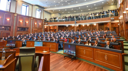 Kryesuesi i Kuvendit nga radhët e VV’së shkeli rregulloren e Kuvendit – krejt çka ndodhi sot nga pezullimi i seancës konstituive