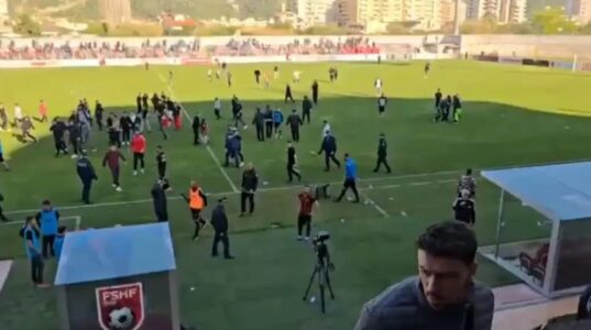 Tension në Vlorë, tifozët futen në fushë pas humbjes së Flamurtarit nga Besa
