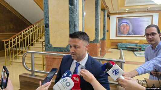 Paradite deklaroi se nuk ka marrëveshje, në mbrëmje Berisha shprehet i gatshëm t’i jap votën Kurtit, edhe nëse nuk është pjesë e qeverisë