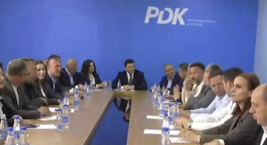 Nis mbledhja e kryesisë së PDK-së, temë “qeveria tranzicionale”