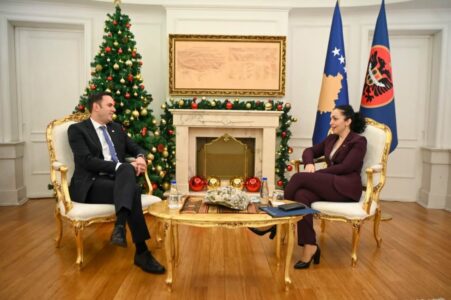 Presidentja Osmani fton Abdixhikun në takim