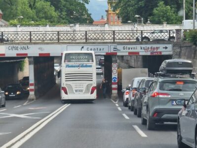 Ndodh edhe kjo: Autobusi kosovar dykatësh ngec në një nënkalim në Zagreb