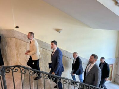 Memli Krasniqi Lumir Abdixhiku dhe Ramush Haradinaj arrijnë në presidencë për takimin me Osmanin