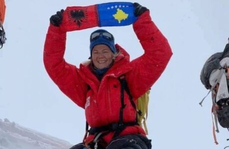 Uta Ibrahimi bën histori në alpinizmin botëror – gruaja e parë shqiptare që ngjit 14 majat më të larta në botë