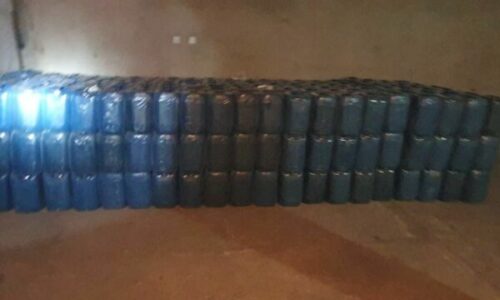 Policia e Kosovës godet rrjetin e kontrabandës – Sekuestrohen mbi 7 tonë vajra motorike me prejardhje të dyshuar nga Irani