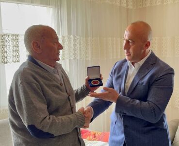 Haradinaj ngushëllon familjen e Mic Sokol Muçajt
