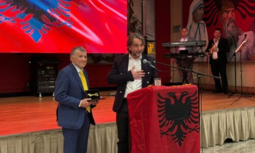 Rama ia dorëzon Çelësin e Prishtinës Ekrem Bardhës, biznesmen dhe veprimtar shqiptaro – amerikan