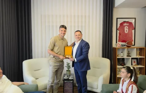 Kryetari i Bujanocit me kërkesë për Gjimshitin: Mposhteni Serbinë (Video)