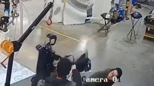 Kinë: Një robot del nga kontrolli dhe sulmon punëtorët në një fabrikë (Video)