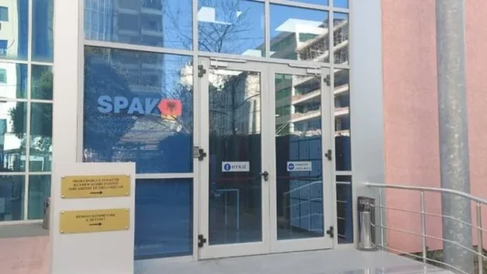 Hakëruan SPAK dhe shpërndanë materiale hetimore, dërgohen për gjykim ish-drejtori i Burgjeve dhe dy të tjerë