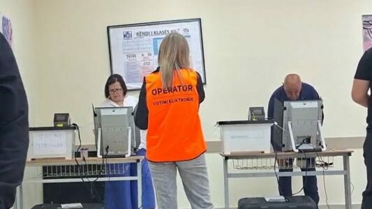 Numërohen kutitë e para me elektronikë në zgjedhjet e Shqipërisë, dalin rezultatet