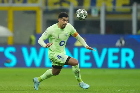 Barcelona ulë çmimin e Araujos, tri klube duan ta transferojnë mbrojtësin