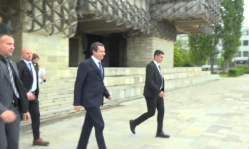 Kurti s’ka çfarë t’u thotë gazetarëve, largohet pa folur nga një aktivitet ku mori pjesë