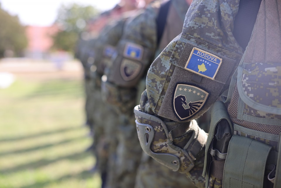 Policia për plagosjen e ushtarit të FSK së  Ndodhi në veturë  janë konfiskuar 15 fishekë dhe arma