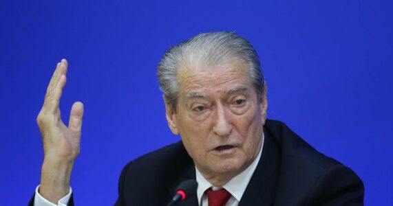 Sali Berisha ‘ia huq me të madhe’, prezanton Drenasin teksa flet për përmbytjet në Durrës