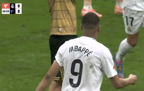 Mbappe dështon nga penalltia, por shënon nga topi i kthyer