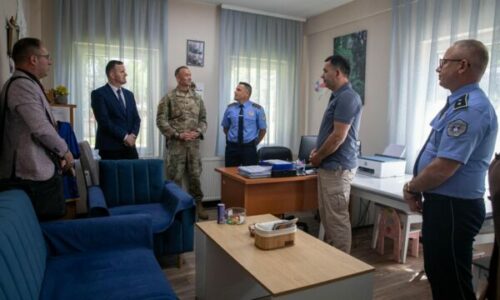 Ushtarët amerikanë të KFOR-it ndihmojnë viktimat e dhunës në familje