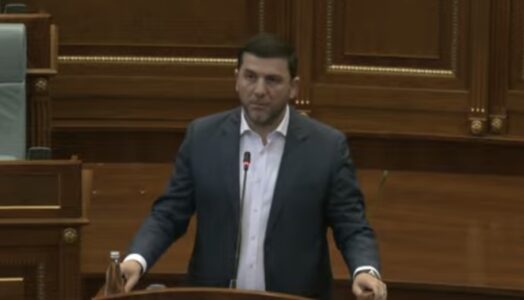 Tensionohet situata në Kuvend, Krasniqi – Deharit: Mos e shkelni kushtetutën, mos e bëni cirk këtë Kuvend