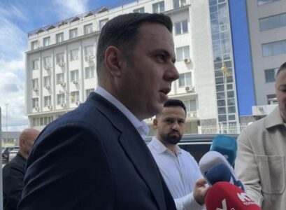 Abdixhiku: Askush nuk e ka shumicën, ose të ulemi të flasim, ose të vazhdojmë këtë cirk