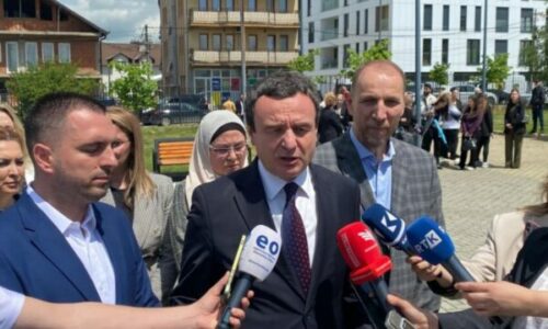 Kurti refuzon edhe sot pyetjet e gazetarëve për situatën politike në vend