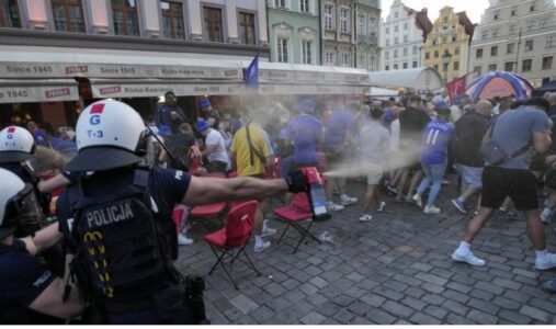 Përleshje mes tifozëve të Chelsea e Betisit para finales së Conference League